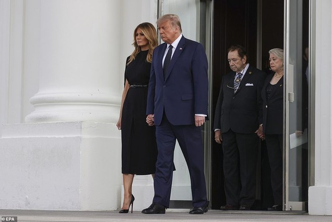 Ông Trump xúc động, được vợ nắm tay an ủi trong tang lễ em trai ở Nhà Trắng - Ảnh 2.