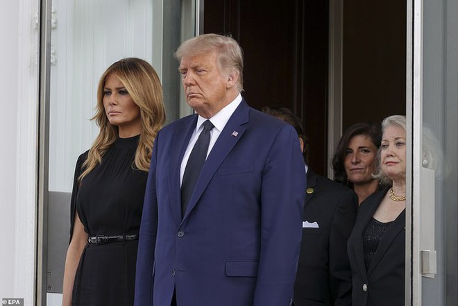 Ông Trump xúc động, được vợ nắm tay an ủi trong tang lễ em trai ở Nhà Trắng - Ảnh 3.