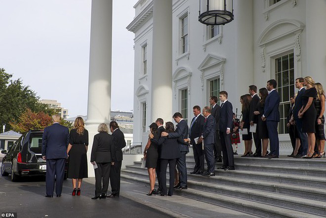 Ông Trump xúc động, được vợ nắm tay an ủi trong tang lễ em trai ở Nhà Trắng - Ảnh 4.