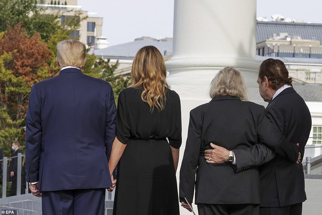 Ông Trump xúc động, được vợ nắm tay an ủi trong tang lễ em trai ở Nhà Trắng - Ảnh 6.