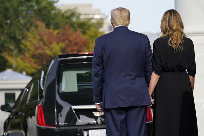 Ông Trump xúc động, được vợ nắm tay an ủi trong tang lễ em trai ở Nhà Trắng - Ảnh 7.