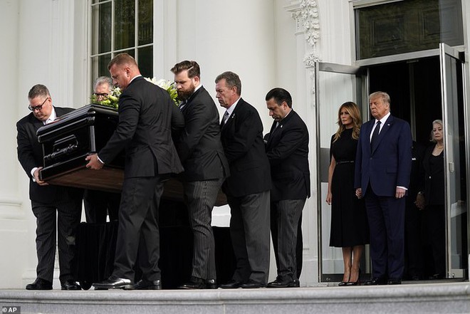 Ông Trump xúc động, được vợ nắm tay an ủi trong tang lễ em trai ở Nhà Trắng - Ảnh 8.