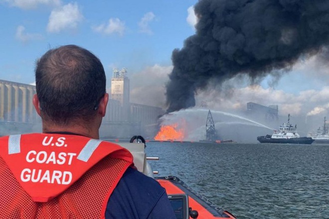 Mỹ: Tai nạn kép trên cháy, dưới nổ nhấn chìm tàu nạo vét - Ảnh 1.