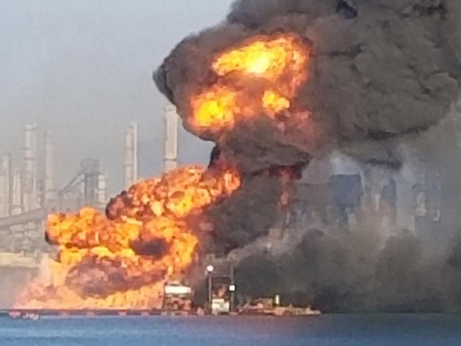Mỹ: Tai nạn kép trên cháy, dưới nổ nhấn chìm tàu nạo vét - Ảnh 2.