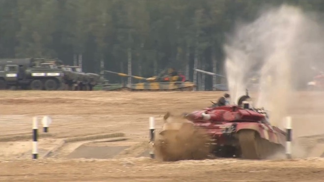 Lượt trận thứ 2 của Bảng 2 tại Tank Biathlon 2020: Đội Congo vội vã suýt lật xe - Ảnh 1.