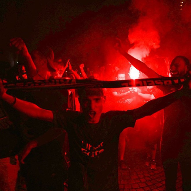 CĐV PSG làm loạn trên đường phố Paris sau trận chung kết Champions League - Ảnh 1.