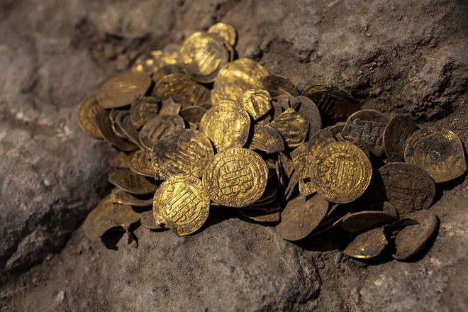 Phát hiện kho báu tiền vàng niên đại hơn 1.000 năm - Ảnh 1.