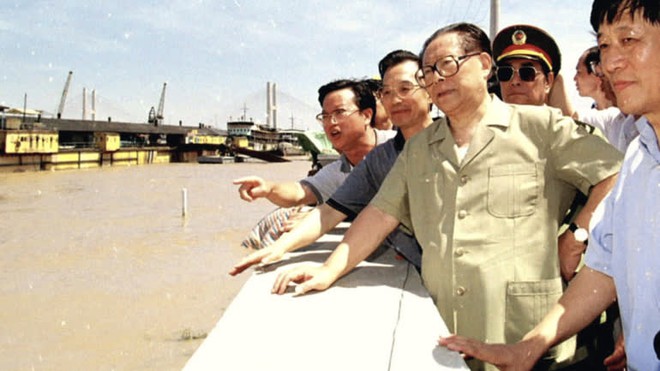 Trung Quốc: Ẩn ý gì sau thông tin Chủ tịch và Thủ tướng thị sát vùng lũ lụt? - Ảnh 4.