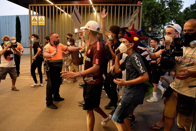 Xúc động khoảnh khắc fan Barca tuyệt vọng quỳ khóc, cầu xin Messi ở lại - Ảnh 6.