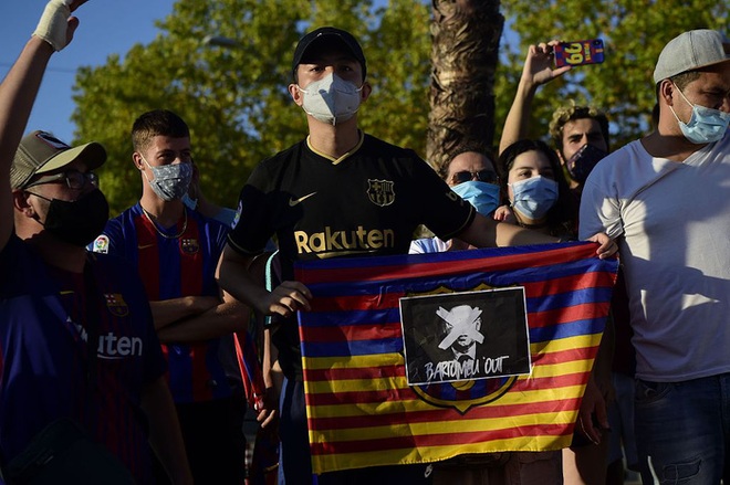 Xúc động khoảnh khắc fan Barca tuyệt vọng quỳ khóc, cầu xin Messi ở lại - Ảnh 9.