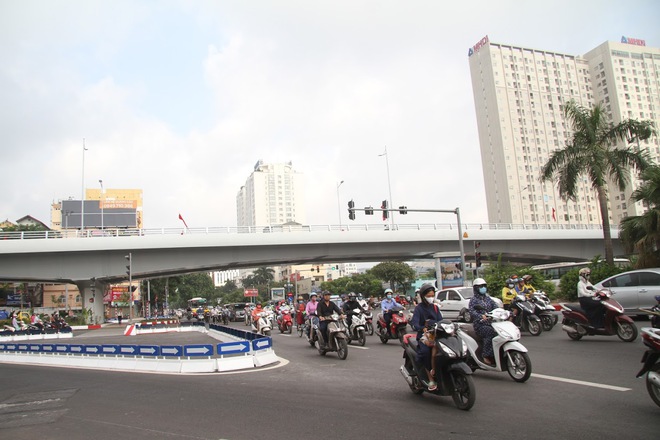 Cận cảnh cầu vượt hơn 500 tỉ đồng mới thông xe ở Hà Nội - Ảnh 2.