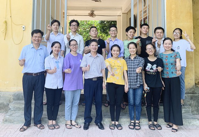 Lớp học mưa điểm 10 thi THPT ở Hà Tĩnh - Ảnh 1.