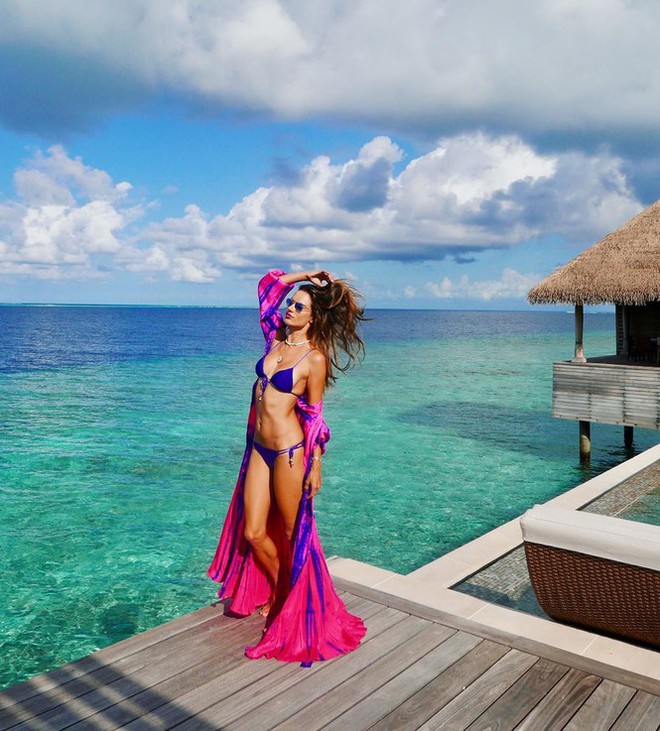 Alessandra Ambrosio siêu quyến rũ ở bãi biển thiên đường Maldives - Ảnh 1.