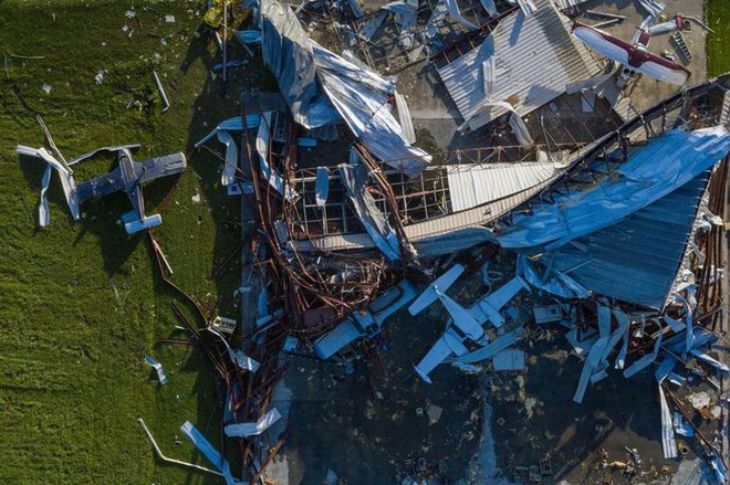 Miền Nam nước Mỹ tan hoang vì bão Laura, 14 người thiệt mạng - Ảnh 1.