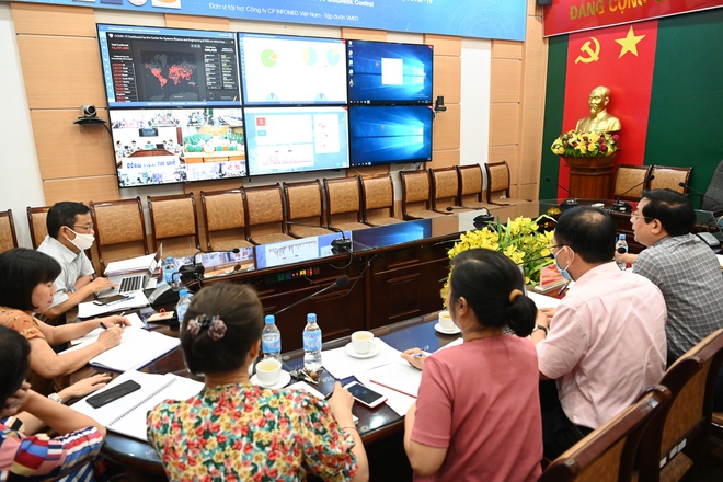 Covid-19 v&agrave; 200 ph&uacute;t hội chẩn của chuy&ecirc;n gia đầu ng&agrave;nh: Kh&ocirc;ng bỏ lọt từng ch&acirc;n tơ kẽ t&oacute;c! - Ảnh 1.