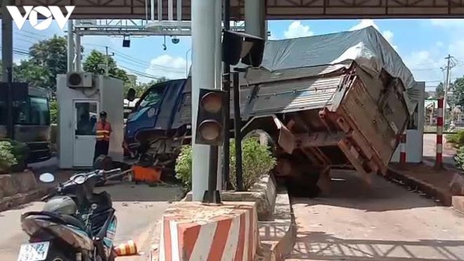 Xe tải tông trạm thu phí ở Bình Phước nhiều người thoát chết - Ảnh 2.