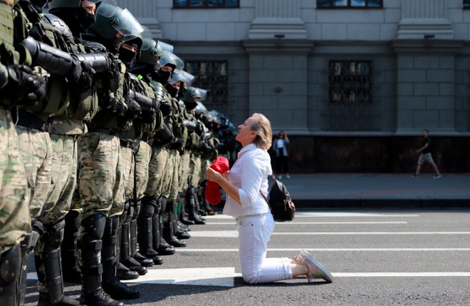 24h qua ảnh: Người phụ nữ quỳ trước hàng rào cảnh sát chống bạo động ở Belarus - Ảnh 5.