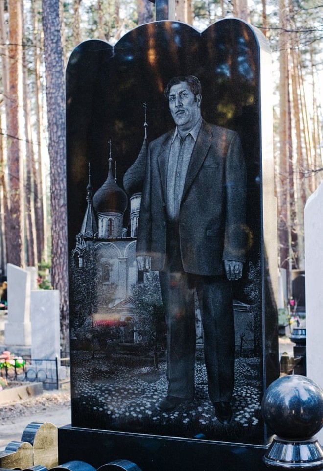 Thăm thú nghĩa trang mafia độc đáo ở Nga: Khi còn sống khét tiếng bao nhiêu, lúc nhắm mắt cũng hoành tráng bấy nhiêu - Ảnh 2.
