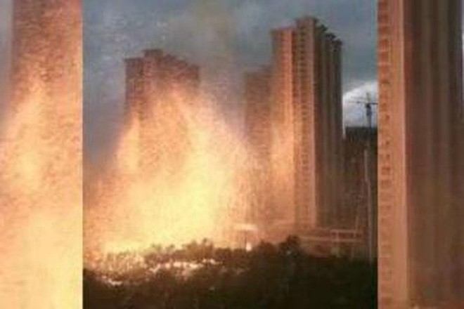 Trung Quốc: Sét đánh trúng tòa nhà, gây mưa tia lửa - Ảnh 1.