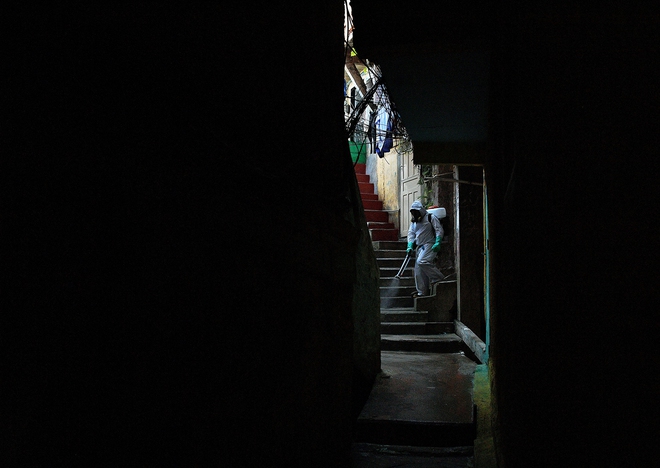 COVID-19 đến 7 giờ s&aacute;ng 4/8: Thế giới gần 700.000 ca tử vong, tr&ecirc;n 18,4 triệu ca bệnh  - Ảnh 2.