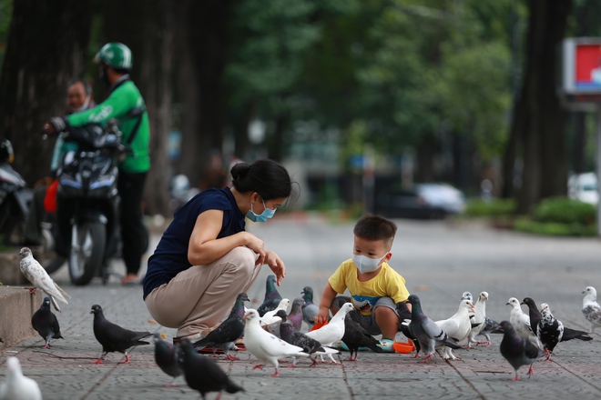 Người Sài Gòn bịt khẩu trang kín mít chụp ảnh tự sướng trong ngày đầu xử phạt không đeo khẩu trang - Ảnh 9.