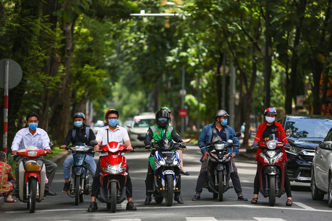 Người Sài Gòn bịt khẩu trang kín mít chụp ảnh tự sướng trong ngày đầu xử phạt không đeo khẩu trang - Ảnh 13.