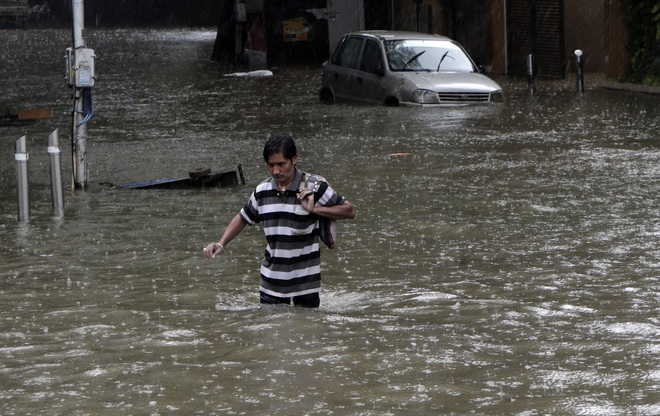 Nhiều khu vực chìm trong biển nước, Ấn Độ ra cảnh báo cao nhất về tình trạng mưa lớn - Ảnh 1.