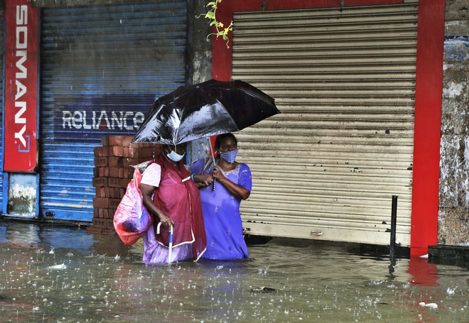 Nhiều khu vực chìm trong biển nước, Ấn Độ ra cảnh báo cao nhất về tình trạng mưa lớn - Ảnh 2.