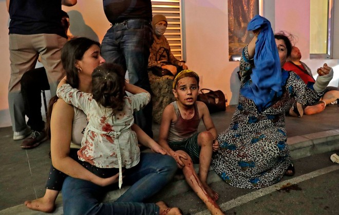 Những hình ảnh thương tâm tại hiện trường vụ nổ kinh hoàng đang làm chấn động thủ đô của Liban - Ảnh 20.
