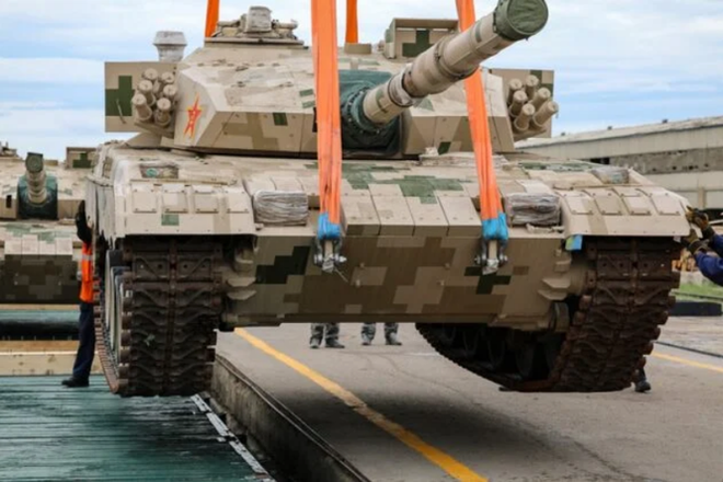 Tăng chiến đấu chủ lực Type-96 Trung Quốc đến Nga dự Army-2020 - Ảnh 1.