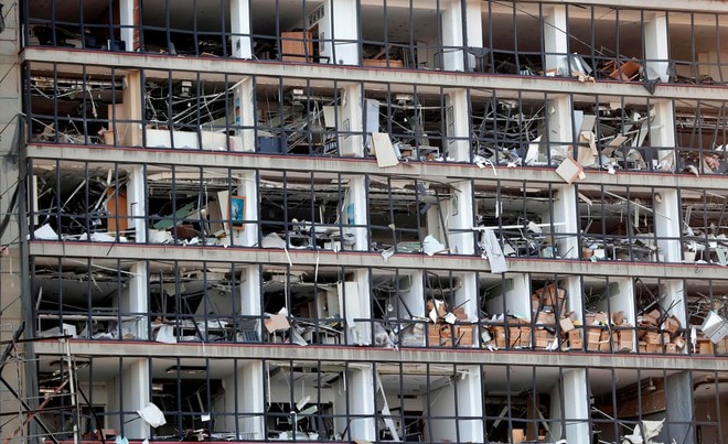 Cảnh tượng kinh hoàng như ngày tận thế sau vụ nổ làm rung chuyển thủ đô Beirut, chớp mắt đã thành vùng đất điêu tàn, chìm trong khói lửa - Ảnh 16.