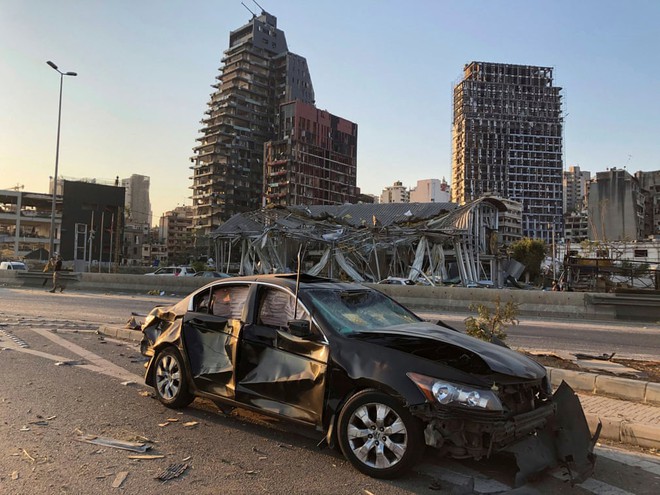 Cảnh tượng kinh hoàng như ngày tận thế sau vụ nổ làm rung chuyển thủ đô Beirut, chớp mắt đã thành vùng đất điêu tàn, chìm trong khói lửa - Ảnh 17.