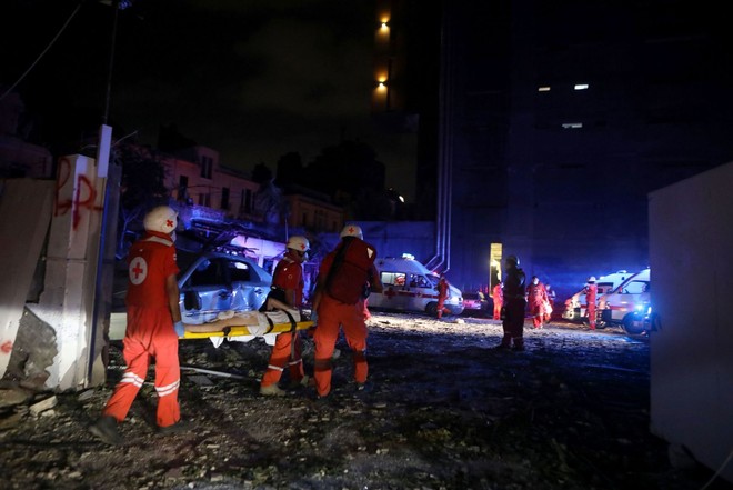 Những hình ảnh thương tâm tại hiện trường vụ nổ kinh hoàng đang làm chấn động thủ đô của Liban - Ảnh 22.