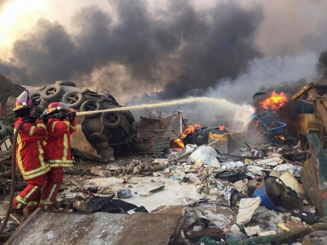 Những hình ảnh thương tâm tại hiện trường vụ nổ kinh hoàng đang làm chấn động thủ đô của Liban - Ảnh 17.