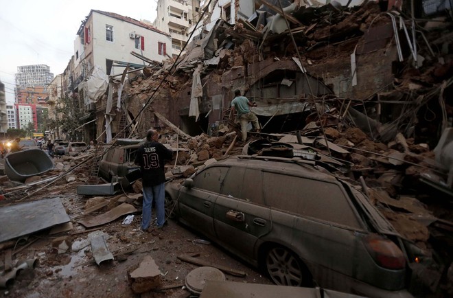 Những hình ảnh thương tâm tại hiện trường vụ nổ kinh hoàng đang làm chấn động thủ đô của Liban - Ảnh 25.