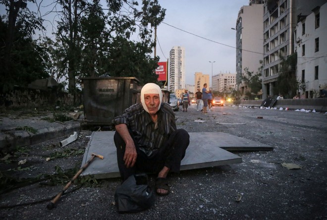 Những hình ảnh thương tâm tại hiện trường vụ nổ kinh hoàng đang làm chấn động thủ đô của Liban - Ảnh 27.