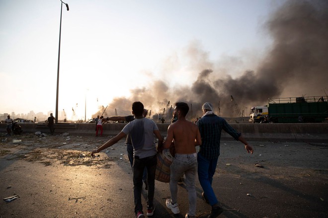 Những hình ảnh thương tâm tại hiện trường vụ nổ kinh hoàng đang làm chấn động thủ đô của Liban - Ảnh 29.