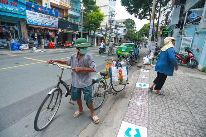 Cận cảnh cây ATM khẩu trang phát miễn phí cho người nghèo ở Sài Gòn - Ảnh 7.