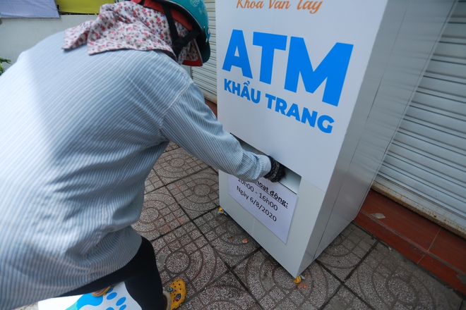 Cận cảnh cây ATM khẩu trang phát miễn phí cho người nghèo ở Sài Gòn - Ảnh 6.