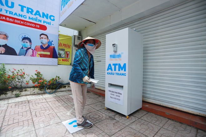 Cận cảnh cây ATM khẩu trang phát miễn phí cho người nghèo ở Sài Gòn - Ảnh 9.