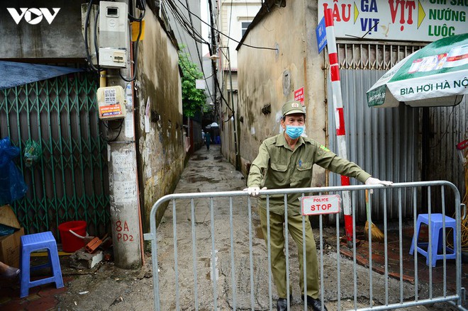 BN COVID-19 thứ 10 tử vong; Người thân ùn ùn mang nhu yếu phẩm đến tòa nhà nơi ca mắc mới ở Hà Nội sinh sống - Ảnh 1.