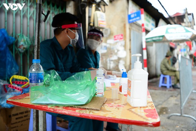 BN COVID-19 thứ 10 tử vong; Người thân ùn ùn mang nhu yếu phẩm đến tòa nhà nơi ca mắc mới ở Hà Nội sinh sống - Ảnh 2.