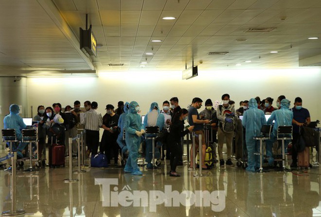 Cách ly 700 khách du lịch kẹt ở Đà Nẵng khi về sân bay Tân Sơn Nhất - Ảnh 1.