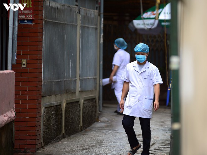 BN COVID-19 thứ 10 tử vong; Người thân ùn ùn mang nhu yếu phẩm đến tòa nhà nơi ca mắc mới ở Hà Nội sinh sống - Ảnh 3.