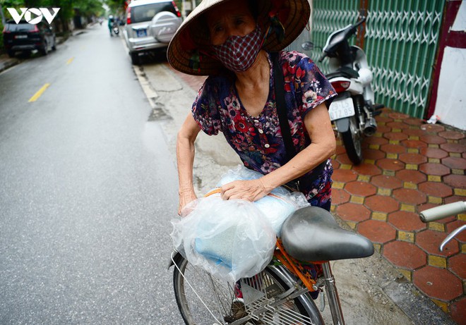 BN COVID-19 thứ 10 tử vong; Người thân ùn ùn mang nhu yếu phẩm đến tòa nhà nơi ca mắc mới ở Hà Nội sinh sống - Ảnh 4.