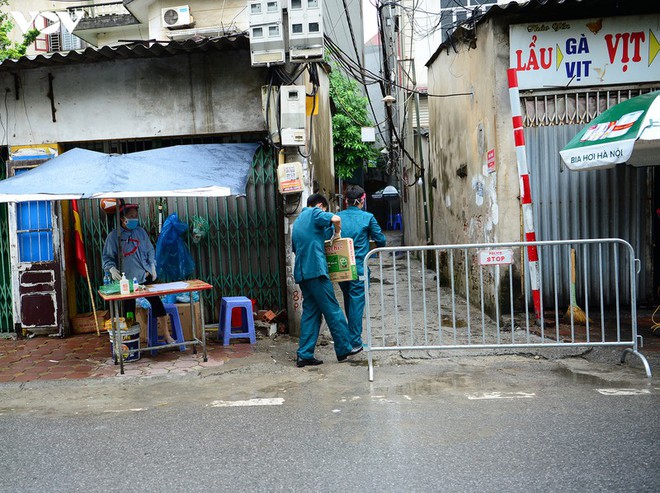 BN COVID-19 thứ 10 tử vong; Người thân ùn ùn mang nhu yếu phẩm đến tòa nhà nơi ca mắc mới ở Hà Nội sinh sống - Ảnh 10.