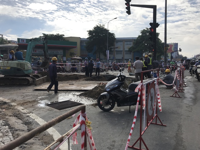 [Clip] Hố tử thần bất ngờ xuất hiện sau trận mưa lớn, người dân Sài Gòn chôn chân trên đường - Ảnh 5.