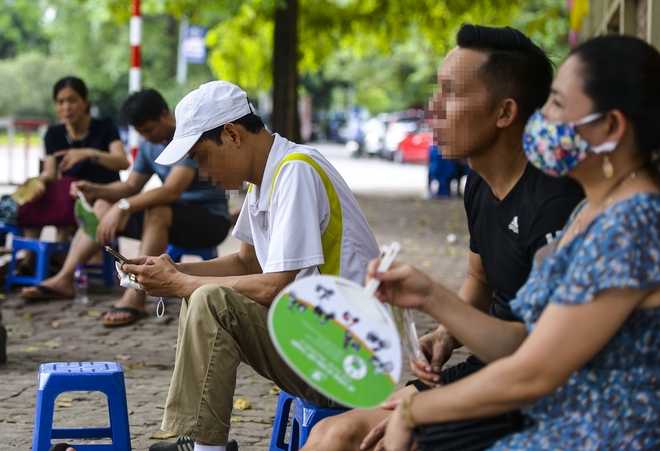 Nhiều người dân Hà Nội thờ ơ trước quyết định xử phạt không đeo khẩu trang nơi công cộng - Ảnh 1.