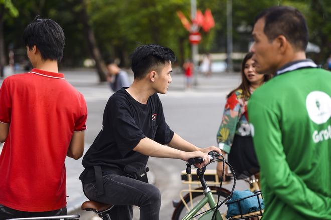 Nhiều người dân Hà Nội thờ ơ trước quyết định xử phạt không đeo khẩu trang nơi công cộng - Ảnh 8.