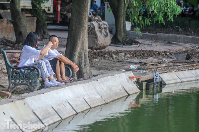 Cận cảnh vòng cung bờ kè khối bê tông khổng lồ vừa kết nối ở Hồ Gươm - Ảnh 7.